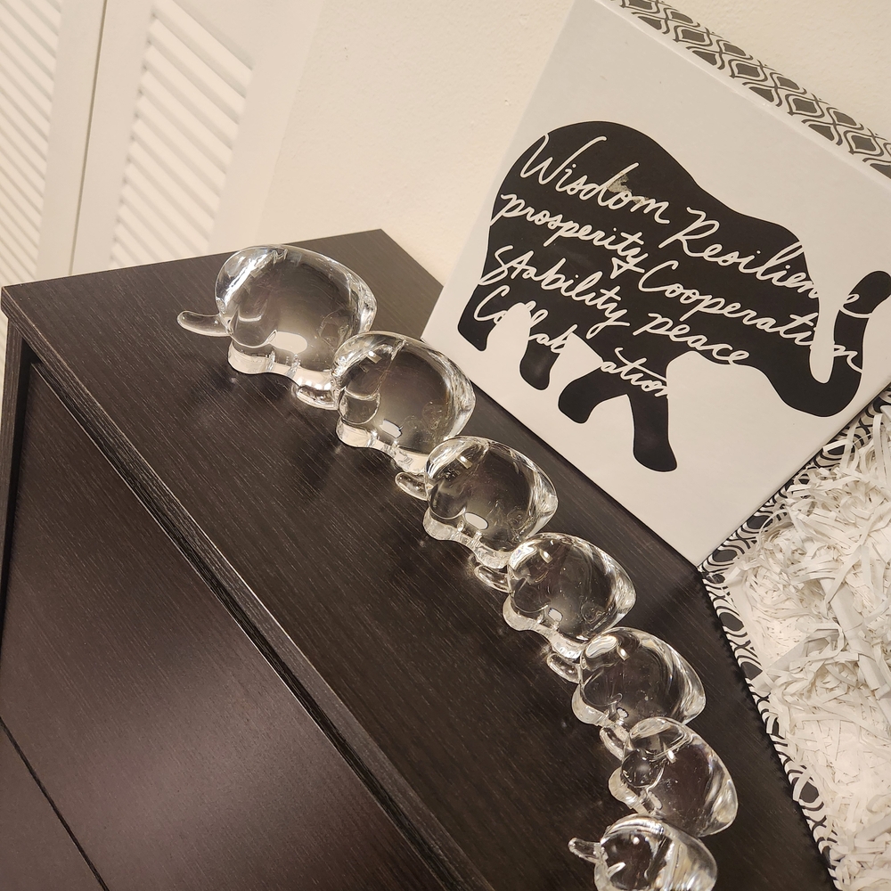 Clear Glass Elephant Figurine Set - Baby to Large . Seven Lucky Elephants.